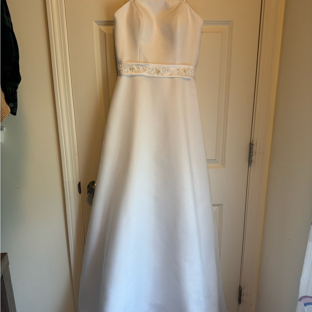VENUS Elegant White Wedding Dress